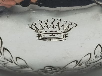 Théière en argent de style Empire reposant...