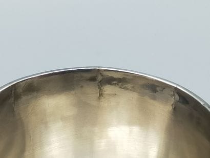 Curon en argent.
Col souligné de filets.
Poinçon...