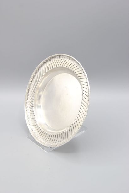 Assiette à bouillie en argent présentée dans...