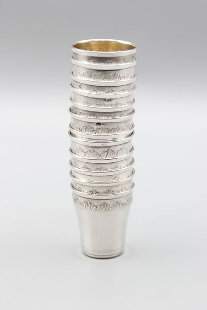 Silver liquor service composed of 12 curved...