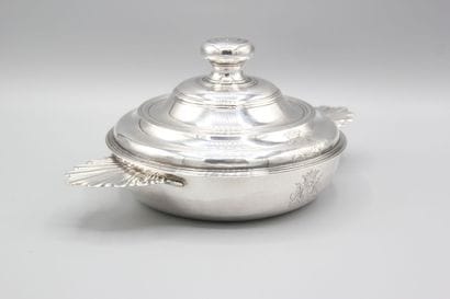 BESANÇON 1745.
Écuelle couvercle en argent...