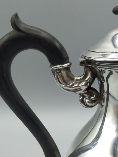 Silver pot of piriform shape, plain model.
Handle...