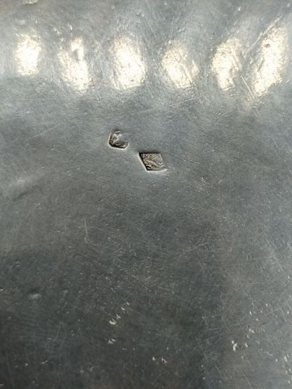 Assiette à bouillie en argent présentée dans...
