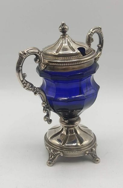 Covered sugar bowl in silver and blue glass....