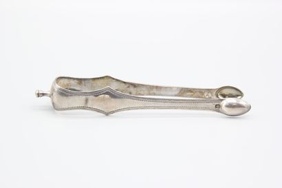 Pince à sucre en argent à décor incisé de...