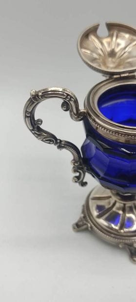 Covered sugar bowl in silver and blue glass....