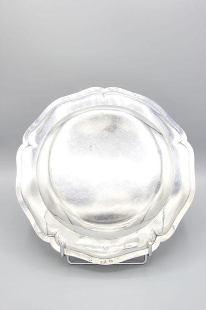 BESANÇON 1745 
Plat rond en argent de modèle...