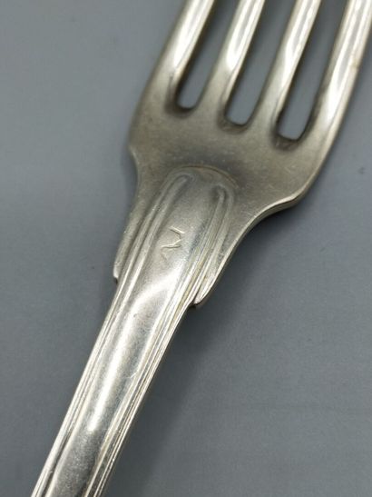 12 couverts en argent, modèle filet-contour....