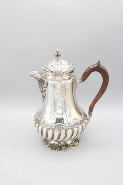 Cafetière en argent
Décor de rocailles, rinceaux,...