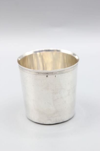 Timbale en argent à fond plat. Le col souligné...