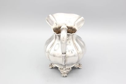 Crémier en argent.
Pose sur des pieds à enroulement.
Corps...