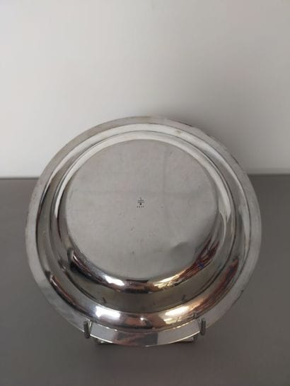 Plat en argent de forme circulaire et creux...