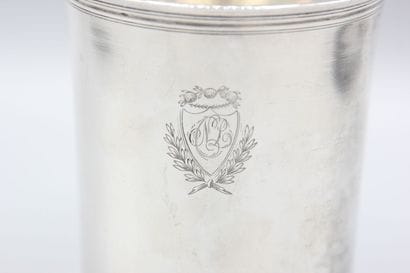 Grande timbale droite en argent.
Fond plat.
Cartouche...