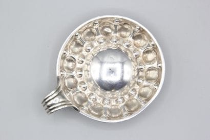 PARIS 1770.
Taste-vin en argent du XVIIIème...