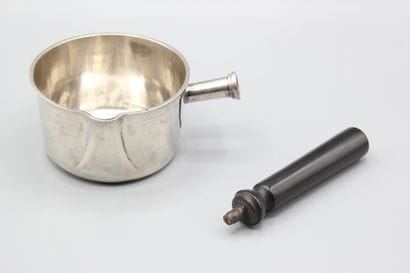Petite casserole en argent, manche en bois...