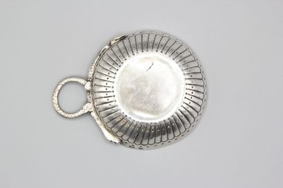PARIS 1756-62.
Taste-Vin en argent de modèle...