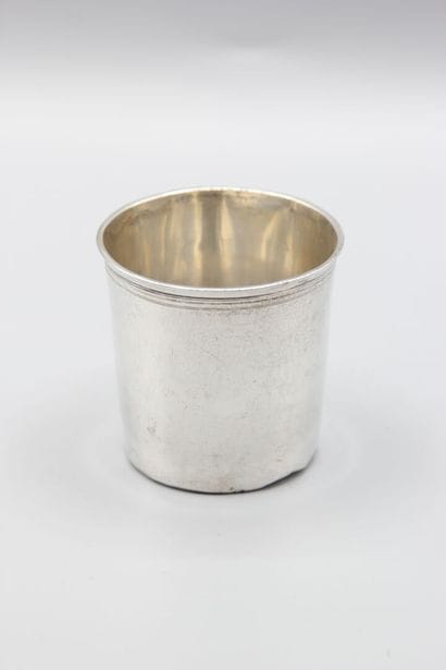 Timbale dite de pensionnaire en argent.
Poinçons...