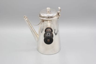 PARIS 1763
Rare verseuse en argent de forme...