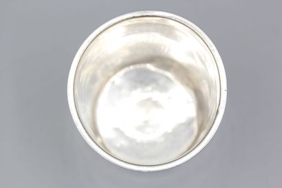 Timbale droite en argent.
Col souligné de...