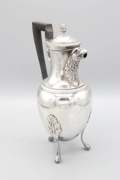 Cafetière en argent.
Pose sur 4 pieds griffes...