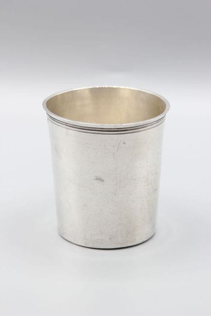 Timbale droite unie en argent.
Poinçons de...