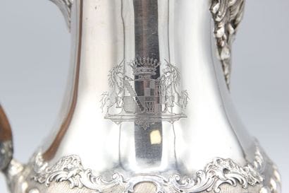 Cafetière en argent
Décor de rocailles, rinceaux,...