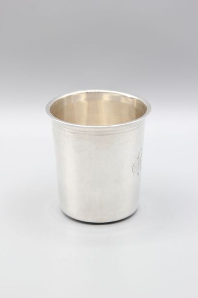 Timbale droite en argent.
Col souligné de...