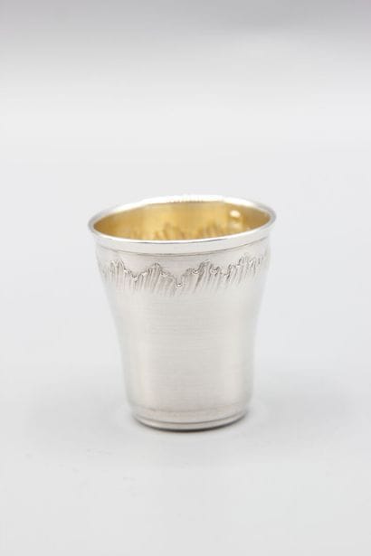 Silver liquor service composed of 12 curved...