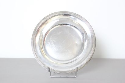 Plat en argent de forme circulaire et creux...