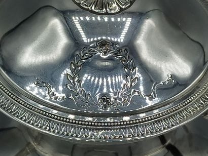 Théière en argent de style Empire reposant...