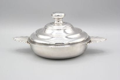 BESANÇON 1745.
Écuelle couvercle en argent...