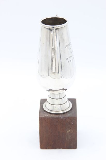 Silver golf cup.
Stylized handle.
It is inscribed...