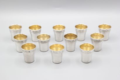 Silver liquor service composed of 12 curved...