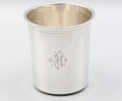 Timbale droite en argent.
Col souligné de...