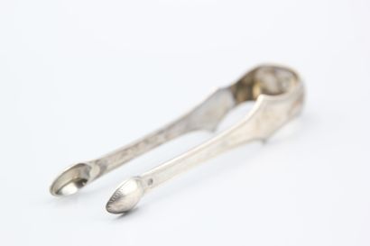 Pince à sucre en argent à décor incisé de...