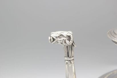 Théière en argent de style Empire reposant...