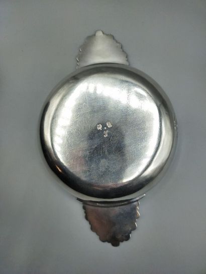 BESANÇON 1745.
Écuelle couvercle en argent...
