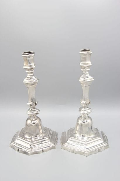 CONDOM vers 1750.
Rare paire de flambeaux...