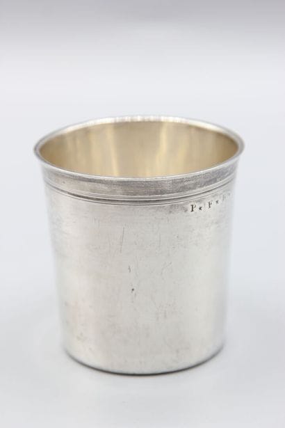 Timbale à fond plat en argent, col souligné...