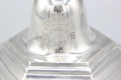 CONDOM vers 1750.
Rare paire de flambeaux...