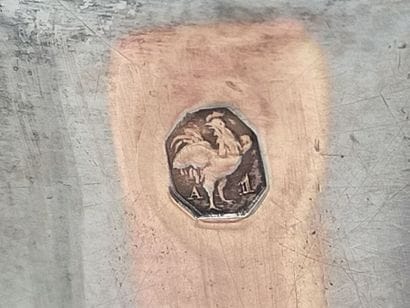 Cafetière en argent.
Pose sur 4 pieds griffes...