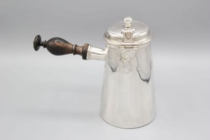 PARIS 1763
Rare verseuse en argent de forme...