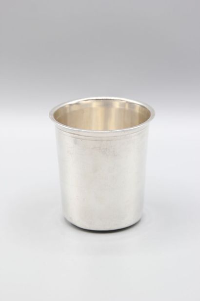 Timbale droite en argent.
Col souligné de...