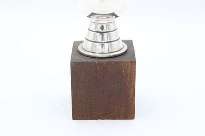 Silver golf cup.
Stylized handle.
It is inscribed...
