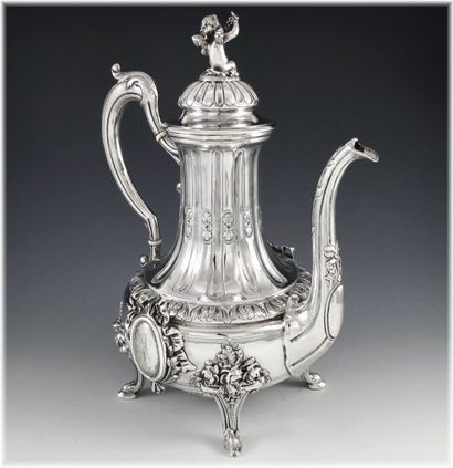 Grande verseuse/cafetière en argent reposant...