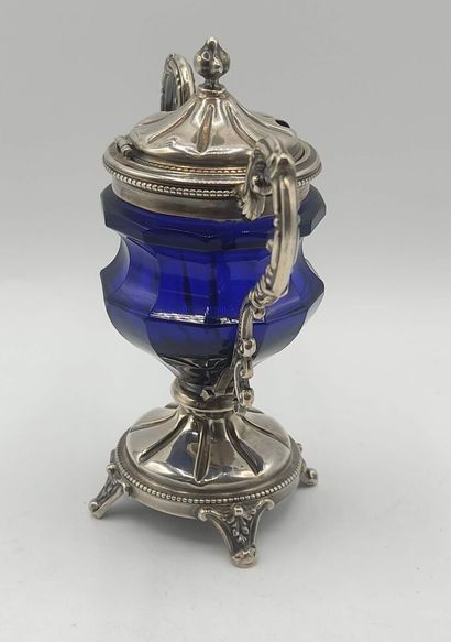 Covered sugar bowl in silver and blue glass....