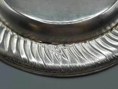 Assiette à bouillie en argent présentée dans...