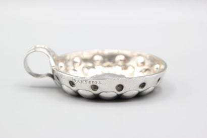 PARIS 1770.
Taste-vin en argent du XVIIIème...