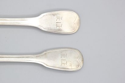 12 couverts en argent, modèle filet-contour....