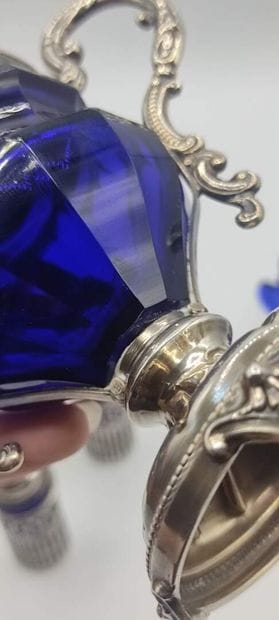 Covered sugar bowl in silver and blue glass....